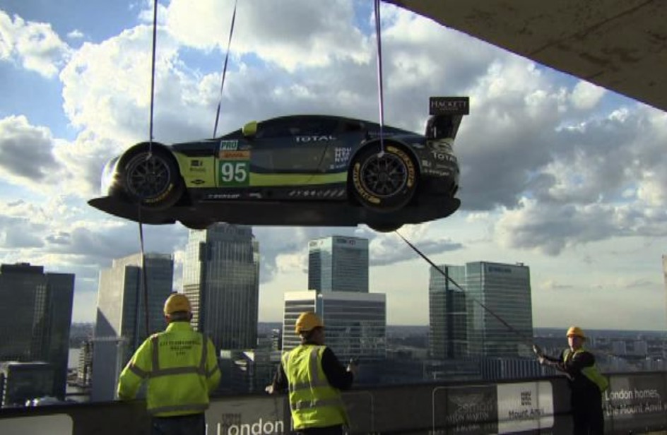 Il video dell'Aston Martin che 'vola' nei cieli di Londra RDS 100