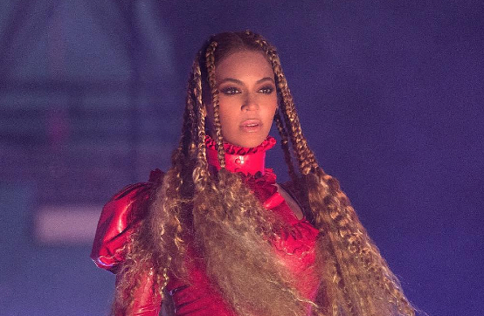 Rihanna si scaglia contro Pokémon GO Rihanna si scaglia contro Pokémon GO