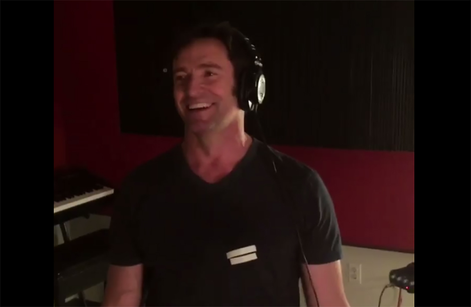 Hugh Jackman grugnisce a se stesso mentre si doppia in Logan!