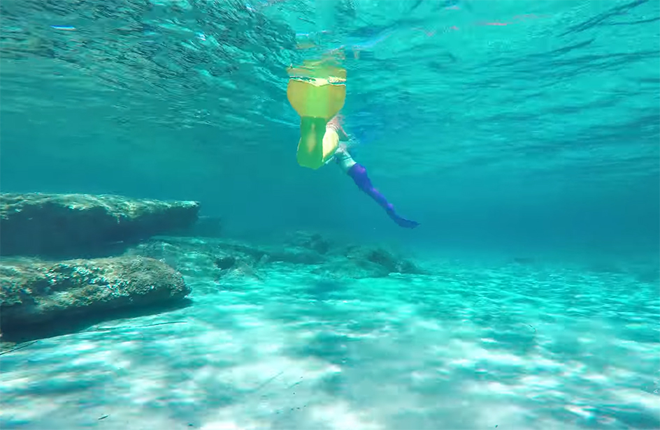 A scuola per diventare sirene e nuotare come la principessa "Ariel"