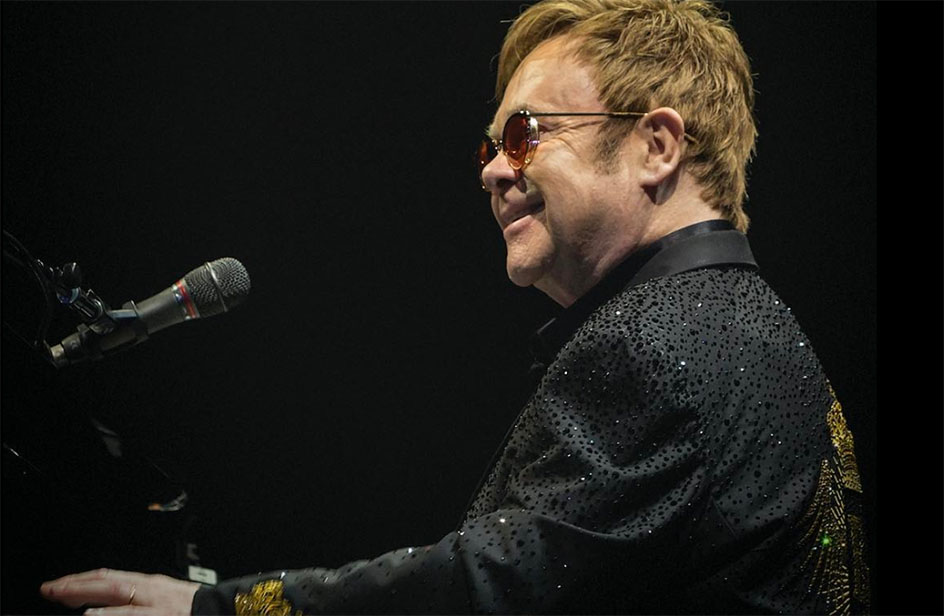 Elton John ha rischiato di morire: cancellati concerti e tour Elton John ha rischiato di morire: cancellati concerti e tour