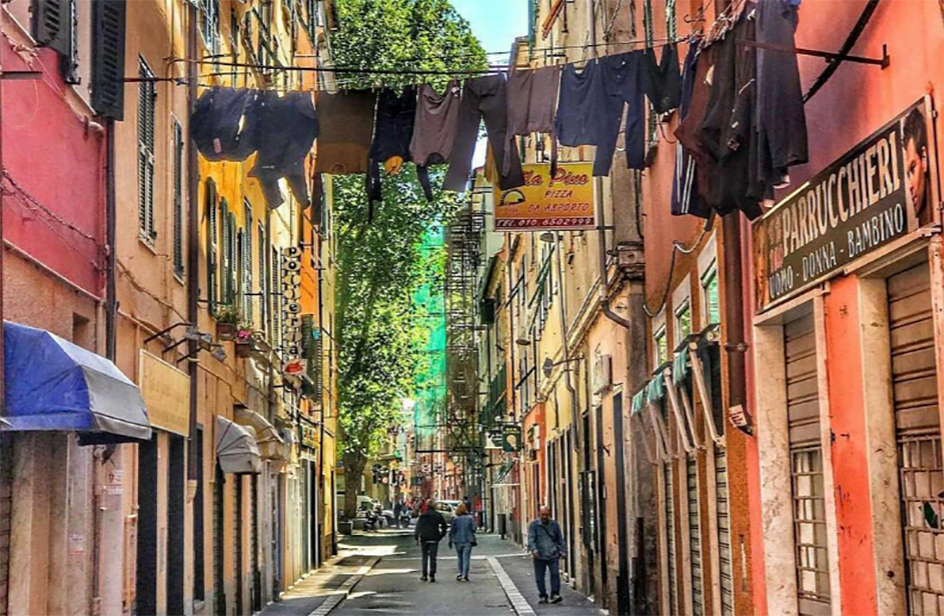 Genova, fa la pipì per strada: maxi-multa da 10mila euro Genova, fa la pipì per strada: maxi-multa da 10mila euro