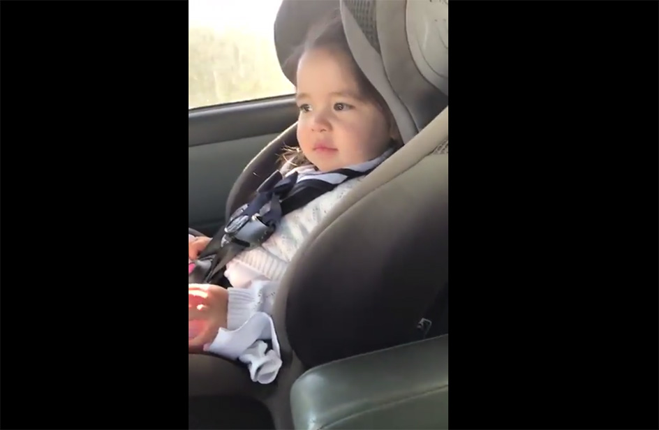 Maddie ha due anni e si scatena in auto con la hit di Bruno Mars