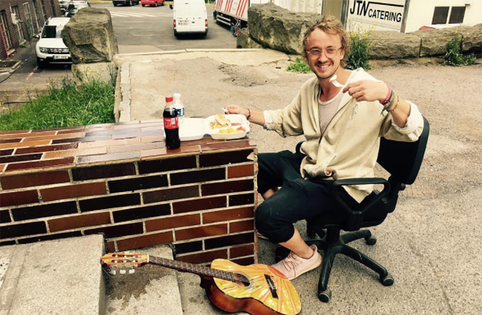 Draco Malfoy si esibisce con la chitarra per le strade di praga